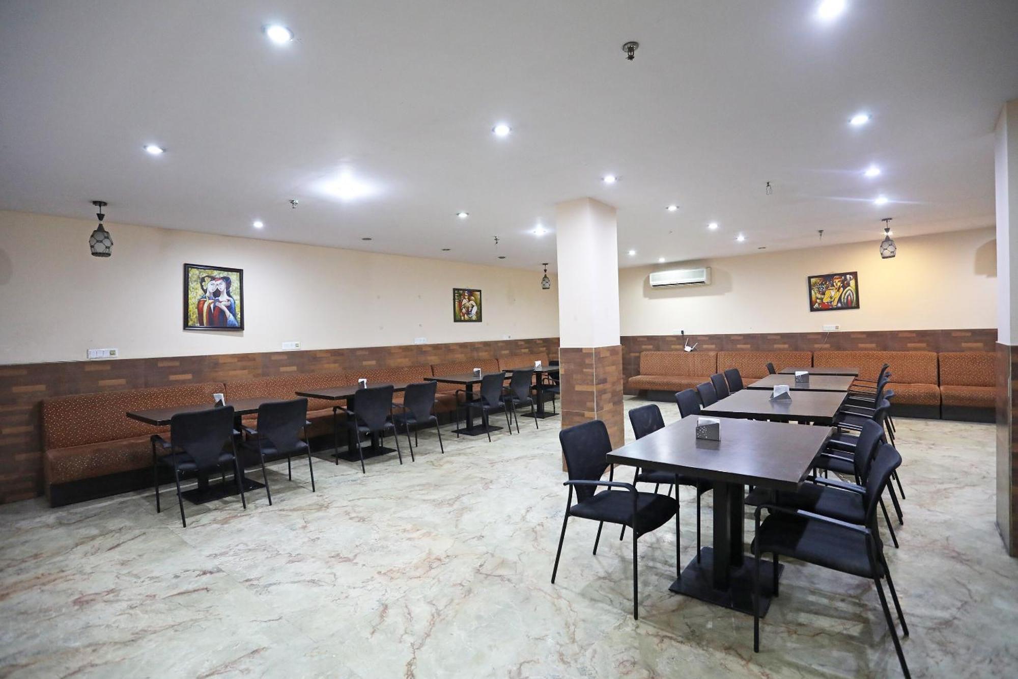 Oyo Hotel Vedas Heritage Deli Exterior foto