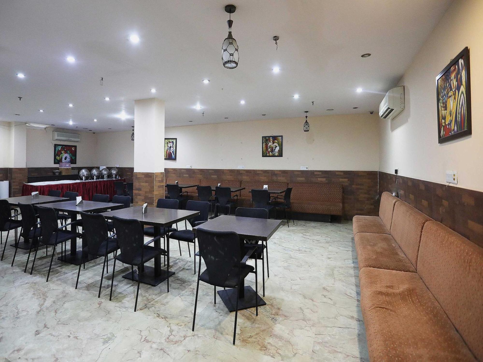 Oyo Hotel Vedas Heritage Deli Exterior foto