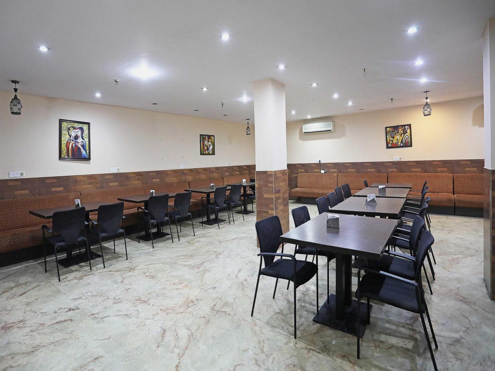 Oyo Hotel Vedas Heritage Deli Exterior foto